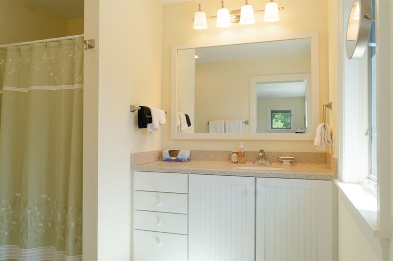 West suite bathroom
