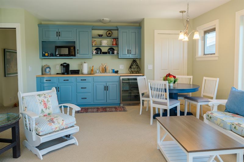 East suite kitchenette